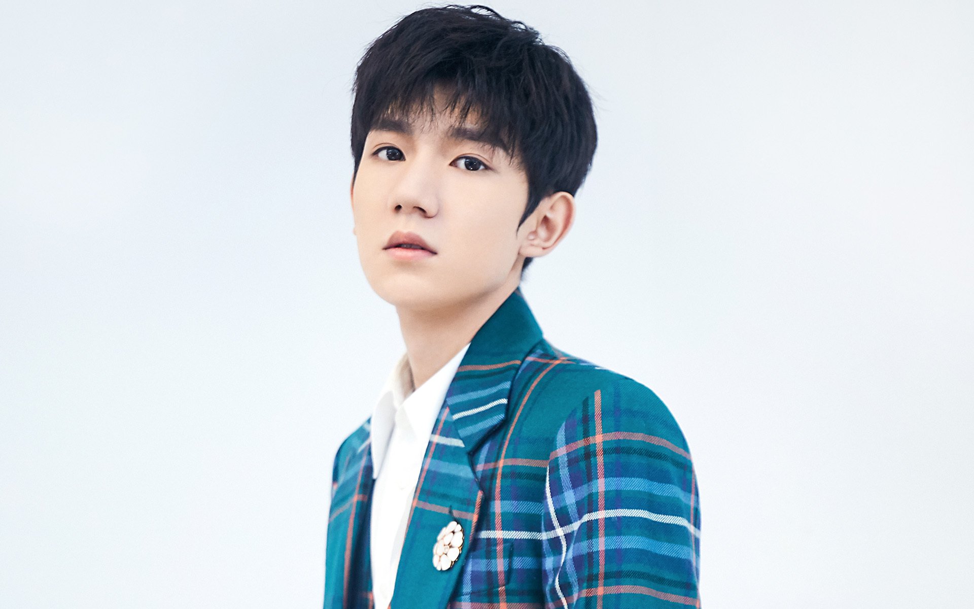 开云官网首页-恩比德篮下脚步灵活连续打成高难度进攻，恩比德复出首战砍下24分8板2助3帽